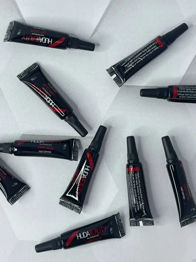 چسب مژه مصنوعی برند هدی بیوتی HUDA BEAUTY
